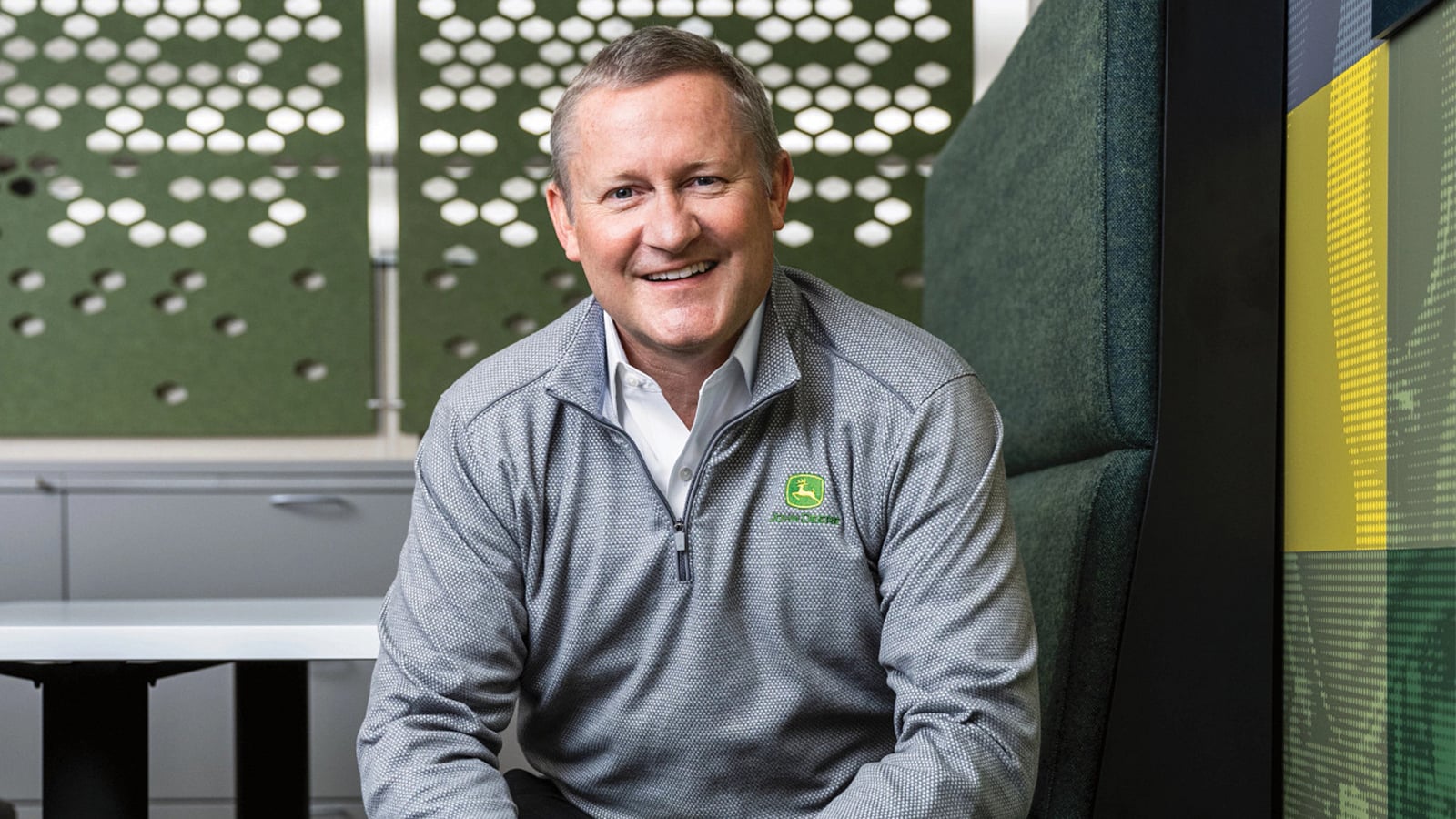 John C. May am Hauptsitz von John Deere