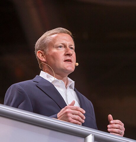 John&nbsp;May, PDG, en plein exposé au salon professionnel ConExpo 2020