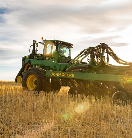 Tracteur et pulvérisateur dans le champ.