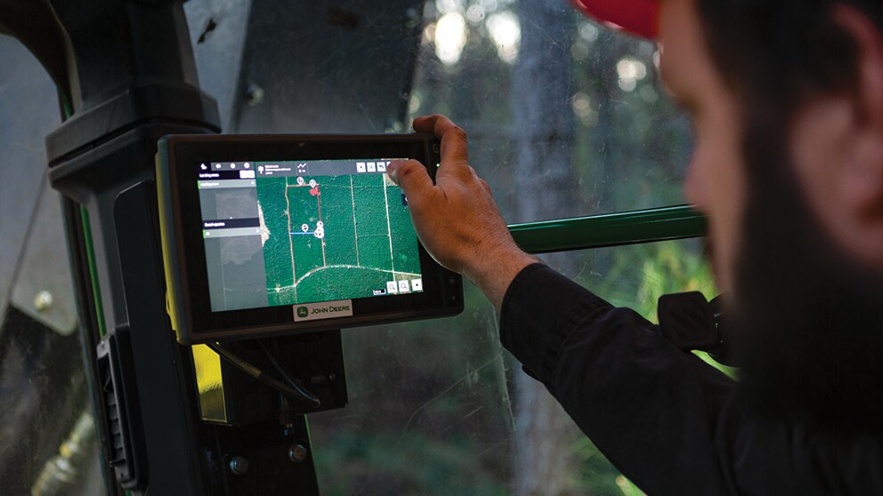 Dans la cabine d’un équipement forestier