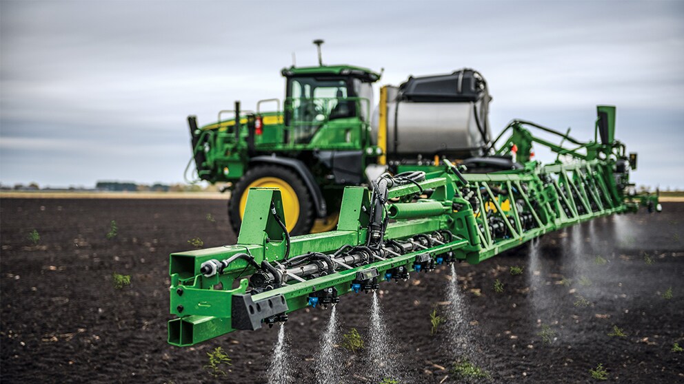 Un tracteur en train de pulvériser dans un champ