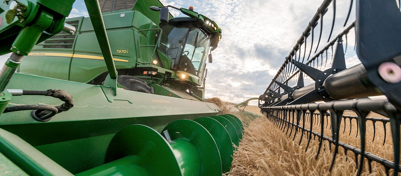 Grande vis de 760&nbsp;mm pour un débit de récolte optimisé dans le convoyeur d’alimentation