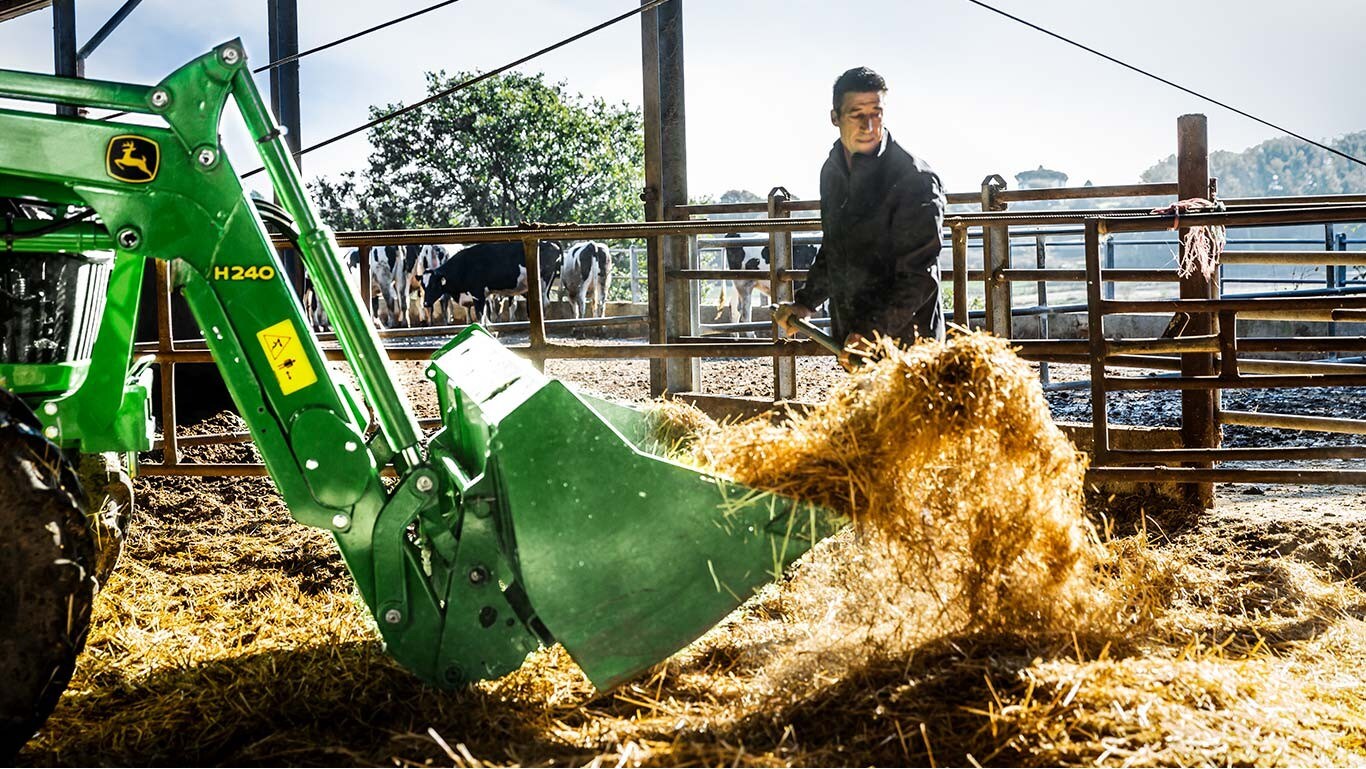 FERMES LAITIÈRES : LE TRACTEUR POUR LE SOIN DES VACHES