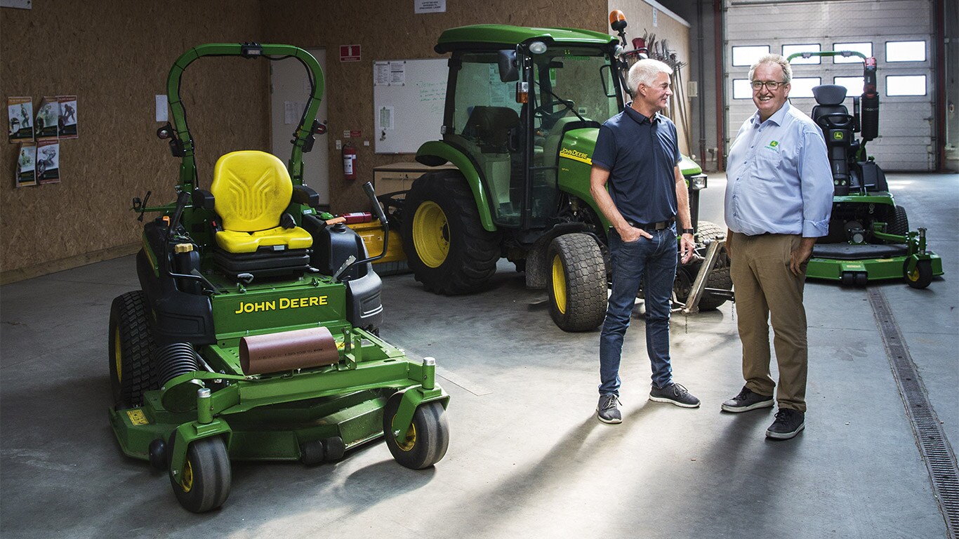 Gewerbliche Mäharbeiten, Maschinenhalle, Mäher mit Nullwenderadius, Kompakttraktor, Kunde, Vertriebspartner, Gespräch