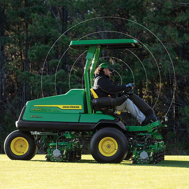 Ein Greenkeeper arbeitet auf einer Rasenfläche mit einem John Deere Fairway-Mäher und nutzt die Konnektivitätstechnologie.