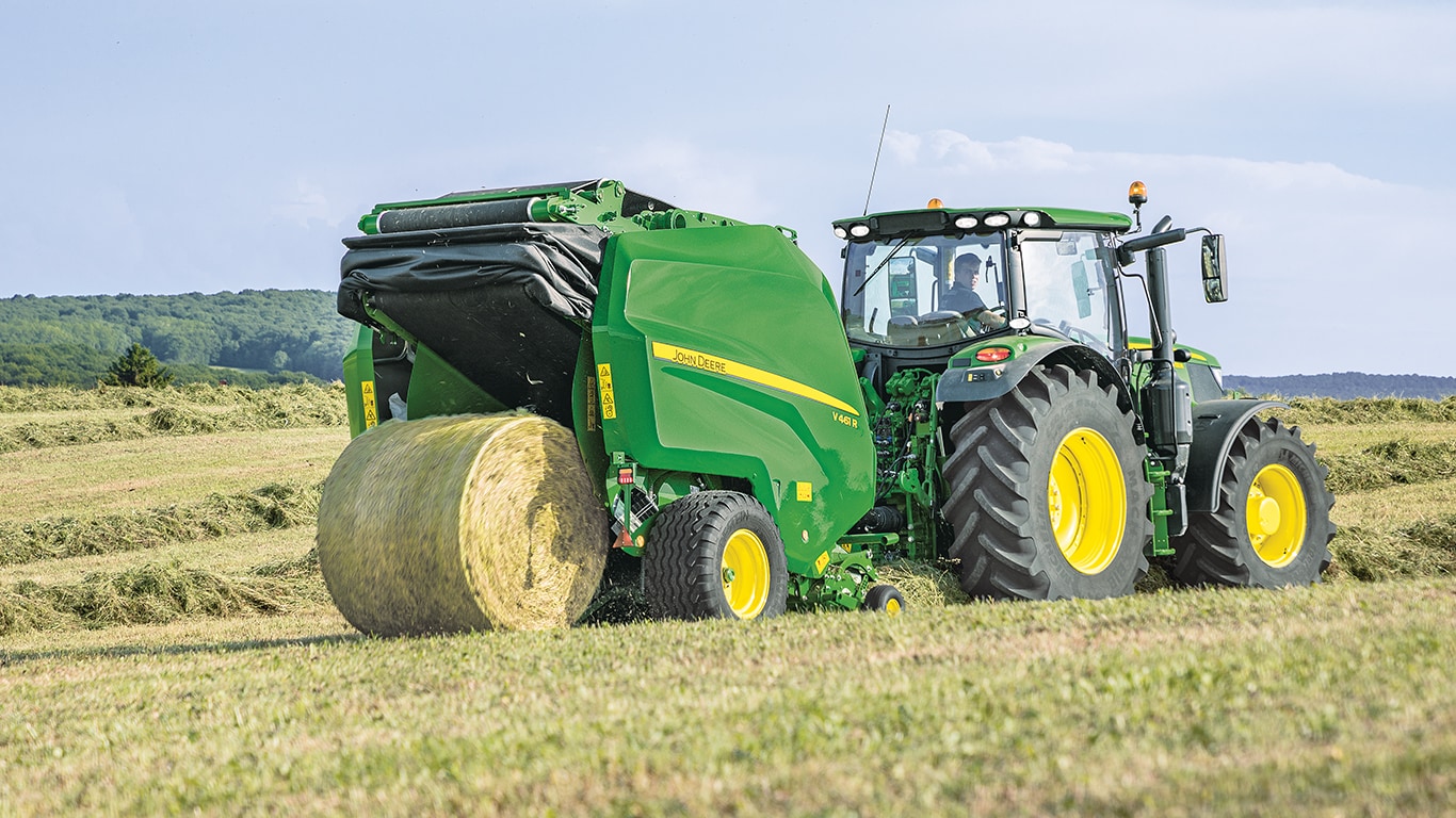 John Deere Ballenpresse V461R mit variabler Kammer mit Traktor 6R