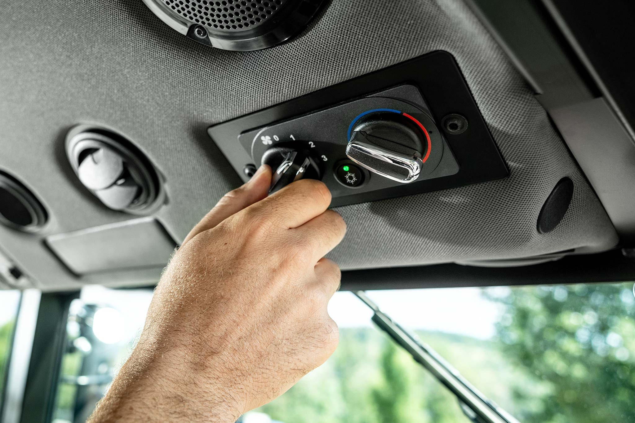 Manuelle Einstellung der Belüftung und der Temperaturregelung in der Kabine eines John Deere Traktors