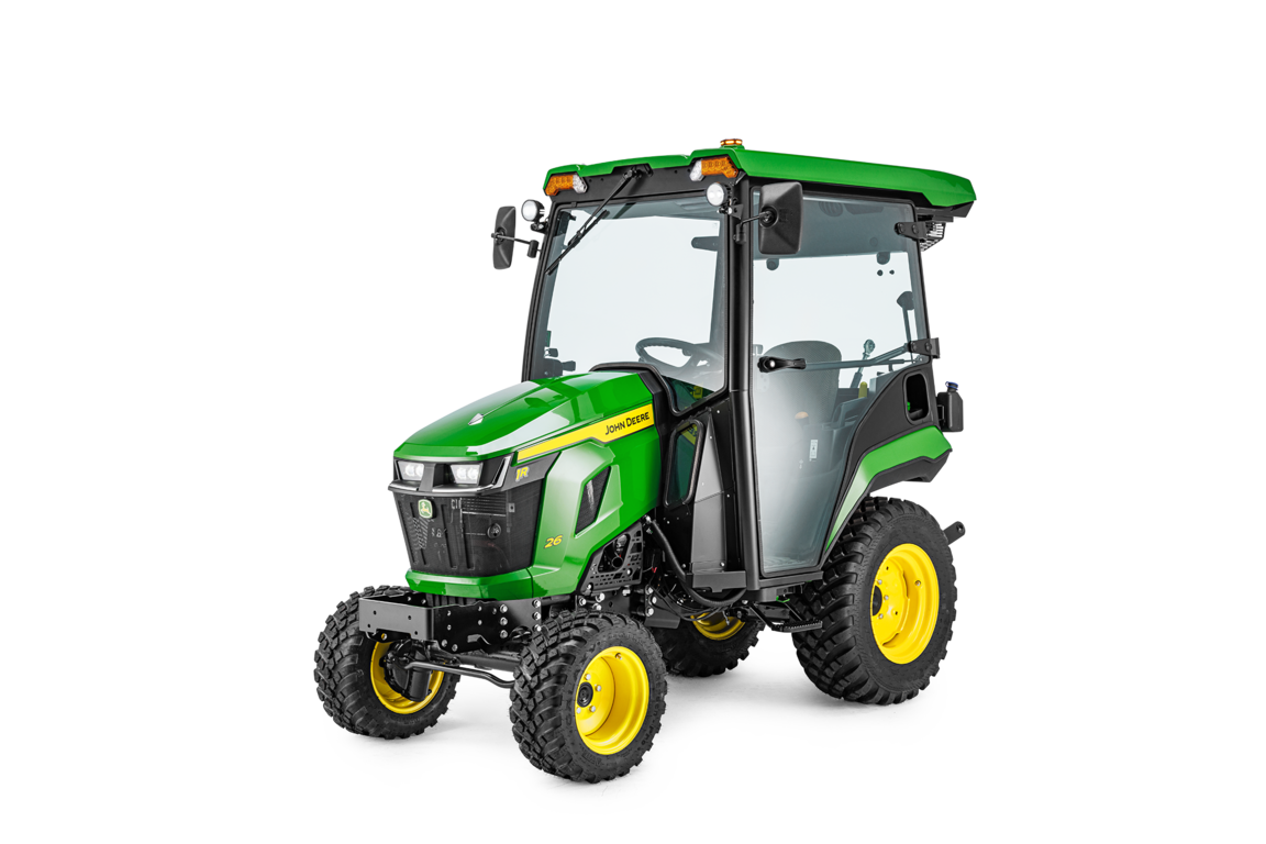 John Deere Kompakttraktor 1R mit geschlossener Kabine auf weißem Hintergrund